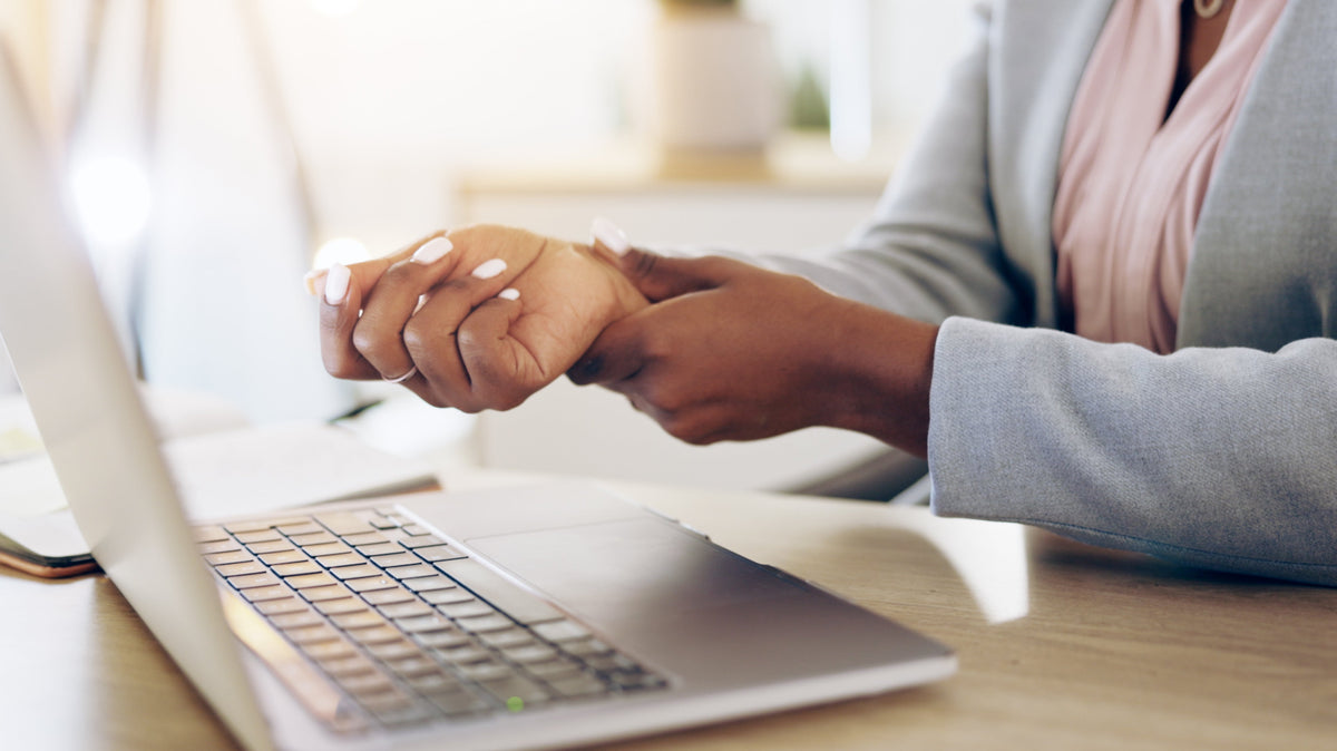 A woman holds her wrist in pain. Sleeping after carpal tunnel surgery? Learn the best hand elevation, splint, and positioning tips to protect your wrist and reduce swelling at night.