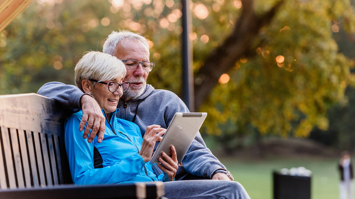 A couple shops online. If you're preparing for surgery recovery in Canada, learn more about how to get the best surgery recovery pillows.