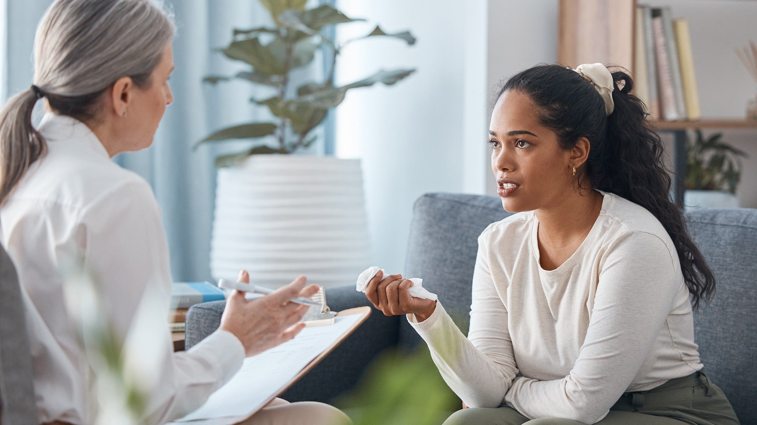 A woman talking to her doctor. A complete list of pre-mastectomy questions covering technique, reconstruction, drains, lymphedema, pain management, and recovery setup.