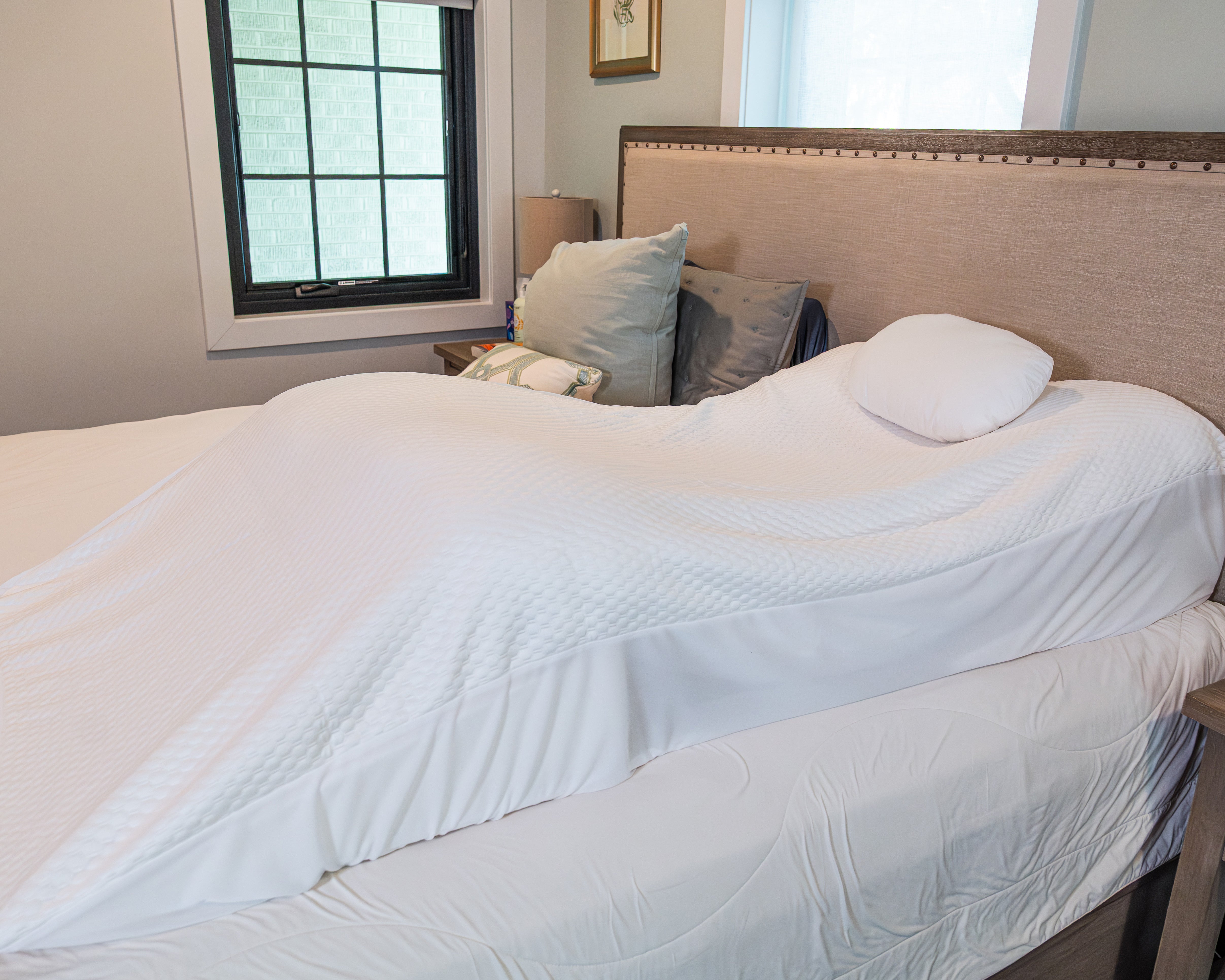 Made with a jacquard fabric with moisture-wicking properties, the Cooling Fitted Sheet for the Sleep Again Pillow System is ultra soft and the perfect companion for hot sleepers.
