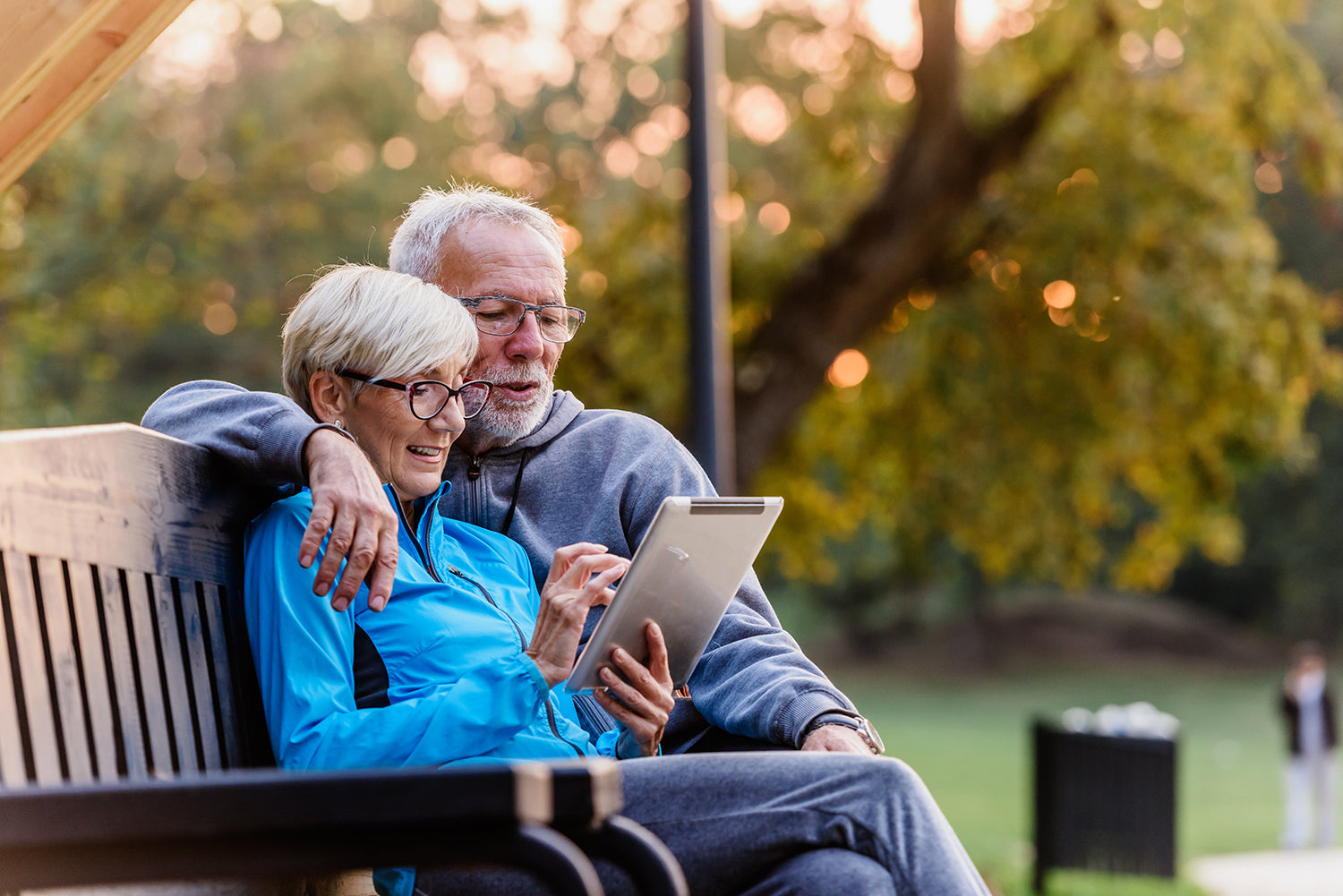 A couple shops online. If you're preparing for surgery recovery in Canada, learn more about how to get the best surgery recovery pillows.